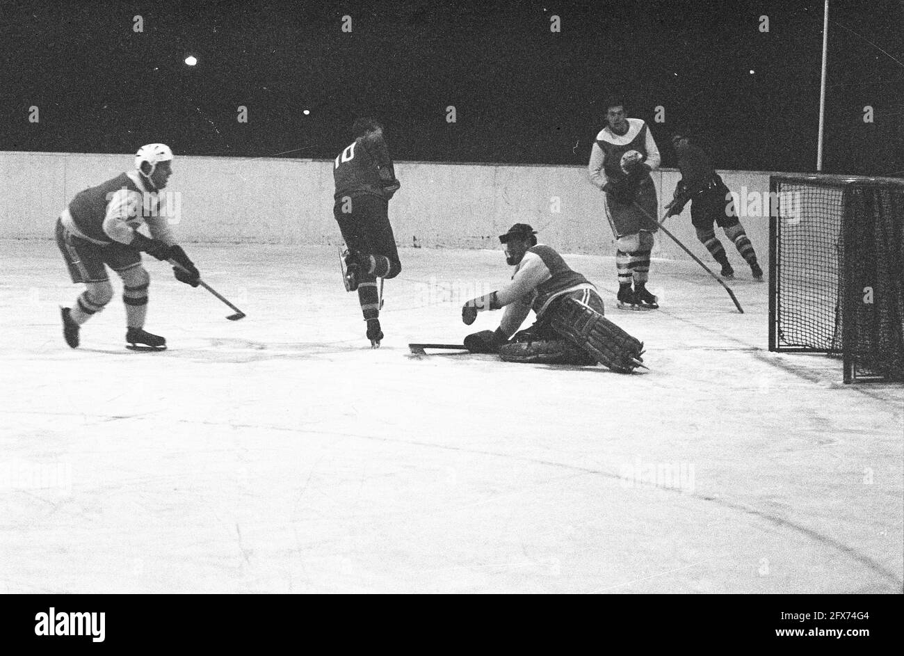 Eishockey bei Jaap Edenbaan die Amsteltijgers gegen die Rotterdammers 5-11, Spielmomente, 20. Januar 1964, IJSHOCKEY, Niederlande, Presseagentur des 20. Jahrhunderts, Foto, Nachrichten zum erinnern, Dokumentarfilm, historische Fotografie 1945-1990, visuelle Geschichten, Menschliche Geschichte des zwanzigsten Jahrhunderts, Momente in der Zeit festzuhalten Stockfoto