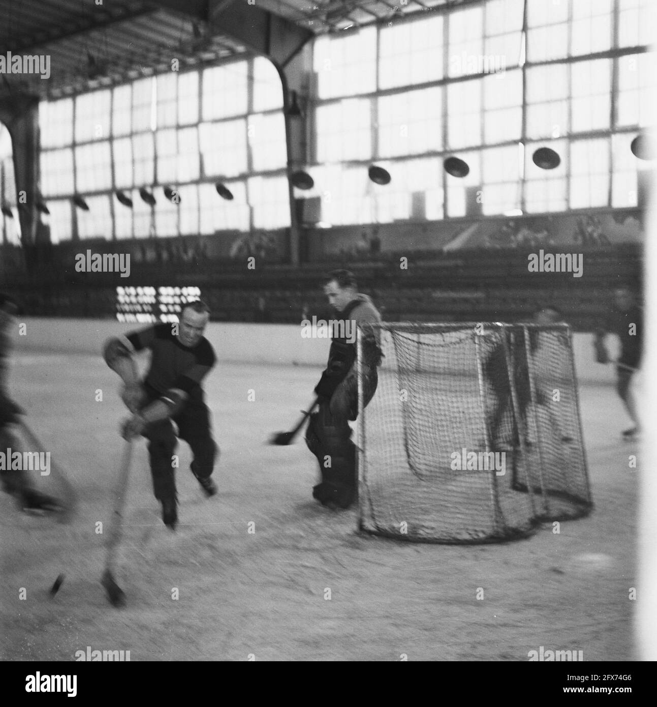 Eishockey im Apollohal in Amsterdam, Oktober 1945, Eishockey, Sport, Niederlande, 20. Jahrhundert Presseagentur Foto, Nachrichten zu erinnern, Dokumentarfilm, historische Fotografie 1945-1990, visuelle Geschichten, Menschliche Geschichte des zwanzigsten Jahrhunderts, Momente in der Zeit festzuhalten Stockfoto