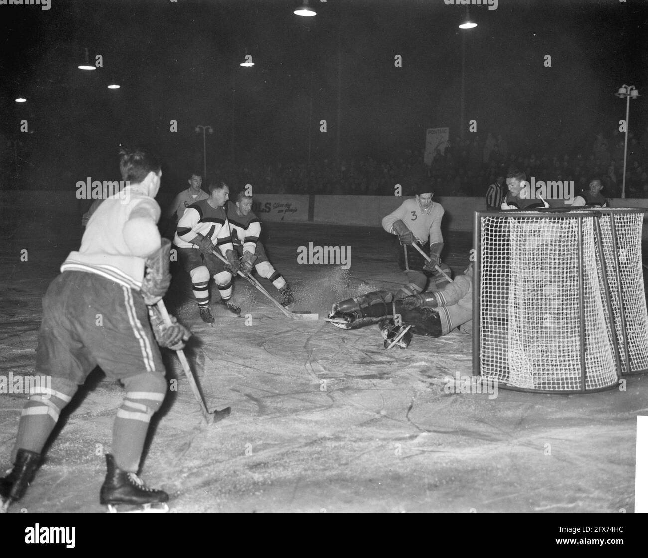 Eishockey-Spiel Den Haag Kanadier gegen Glascow Flye in Amsterdam, 4. Januar 1962, Eishockey, Spiele, Niederlande, Presseagentur des 20. Jahrhunderts, Foto, Nachrichten zum erinnern, Dokumentarfilm, historische Fotografie 1945-1990, visuelle Geschichten, Menschliche Geschichte des zwanzigsten Jahrhunderts, Momente in der Zeit festzuhalten Stockfoto