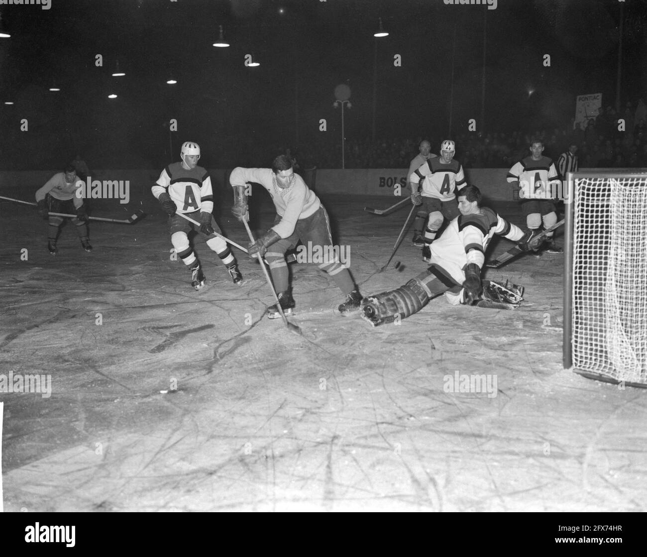 Eishockey-Spiel Den Haag Kanadier gegen Glascow Flye in Amsterdam, 4. Januar 1962, Eishockey, Spiele, Niederlande, Presseagentur des 20. Jahrhunderts, Foto, Nachrichten zum erinnern, Dokumentarfilm, historische Fotografie 1945-1990, visuelle Geschichten, Menschliche Geschichte des zwanzigsten Jahrhunderts, Momente in der Zeit festzuhalten Stockfoto