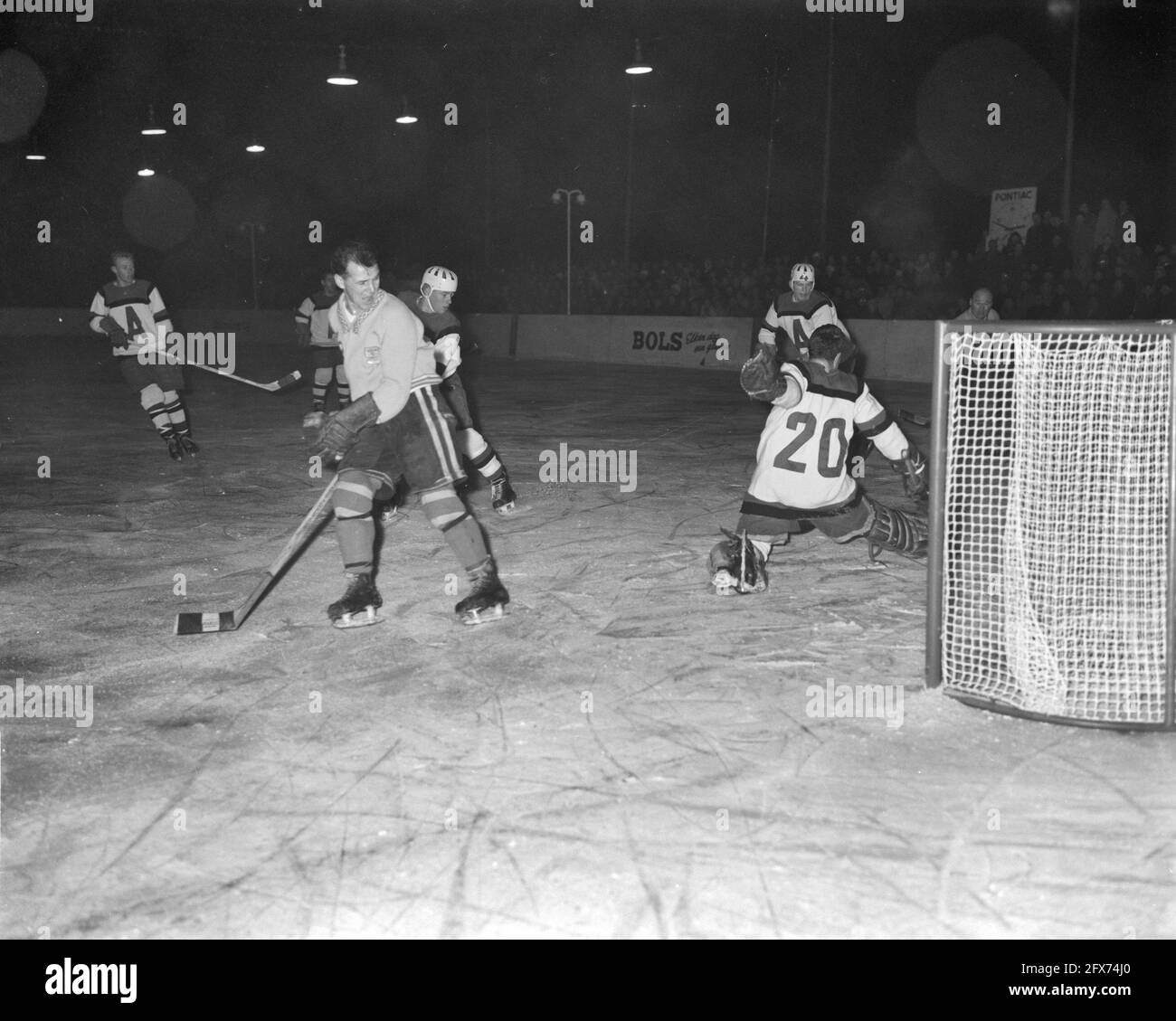 Eishockey-Spiel Den Haag Kanadier gegen Glascow Flye in Amsterdam, 4. Januar 1962, Eishockey, Spiele, Niederlande, Presseagentur des 20. Jahrhunderts, Foto, Nachrichten zum erinnern, Dokumentarfilm, historische Fotografie 1945-1990, visuelle Geschichten, Menschliche Geschichte des zwanzigsten Jahrhunderts, Momente in der Zeit festzuhalten Stockfoto