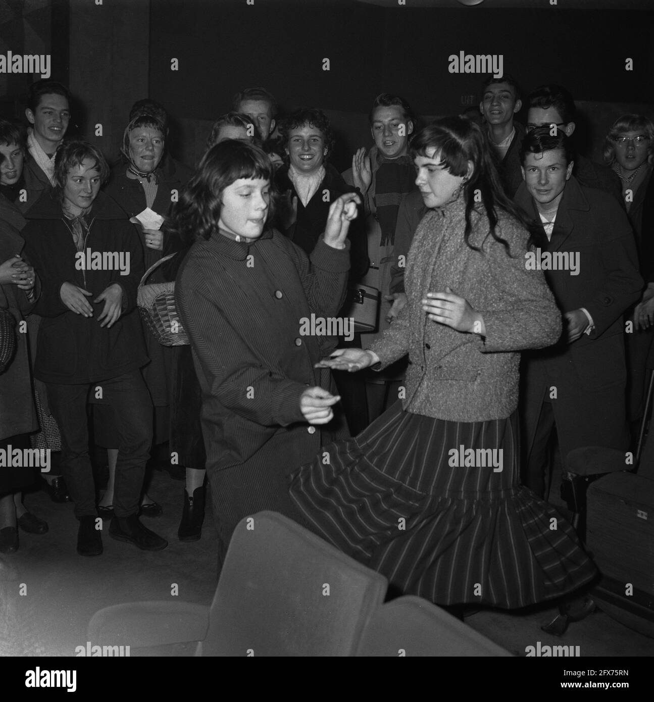 In Amsterdam werden ab Freitag in drei Kinos während der Mittagspause Schallplatten des amerikanischen Rock'n'Roll-Königs Elvis Presley als Werbung für den Film Love Me Tender, der in der folgenden Woche erscheinen wird, gespielt. Eine große Anzahl von begeisterten jungen Menschen waren bei der ersten Zwischenveranstaltung anwesend, die wegen der mitreißenden Musik nicht lange auf ihren Sitzen blieben und begannen, Rock and Roll zwischen den Reihen zu tanzen., 7. Dezember 1956, Kinos, Tanz, Jugend, Musik, Niederlande, Foto der Presseagentur des 20. Jahrhunderts, zu erinnerende Nachrichten, Dokumentarfilm, historische Fotografie 1945-1990, visuell Stockfoto