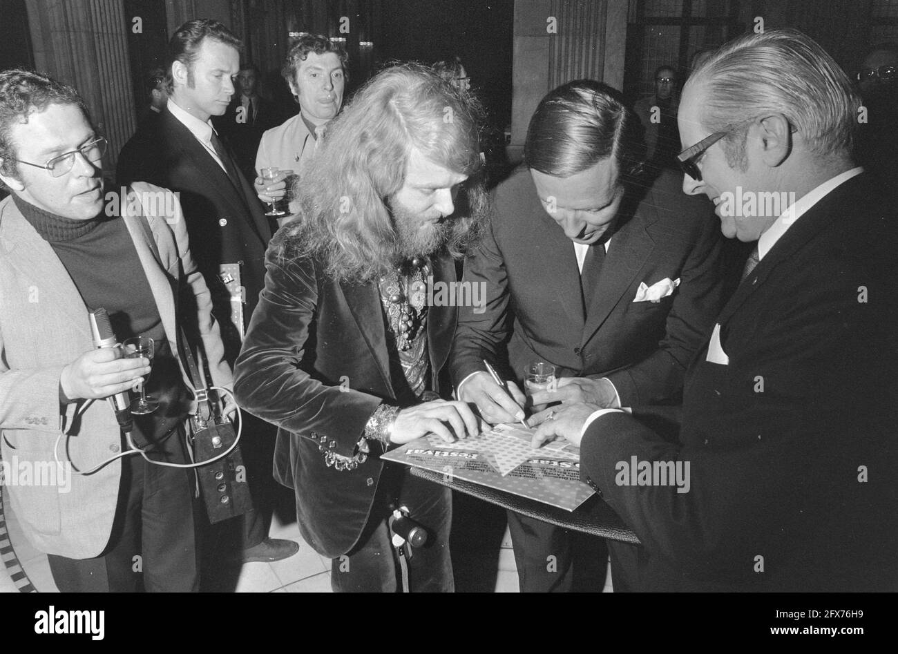 Prinz Claus kauft erstes Exemplar von LP Top Star Festival von Ekseption, 30. März 1972, in Paleis op de Dam, Niederlande, Presseagentur des 20. Jahrhunderts, Foto, Nachrichten zu erinnern, Dokumentarfilm, historische Fotografie 1945-1990, visuelle Geschichten, Menschliche Geschichte des zwanzigsten Jahrhunderts, Momente in der Zeit festzuhalten Stockfoto