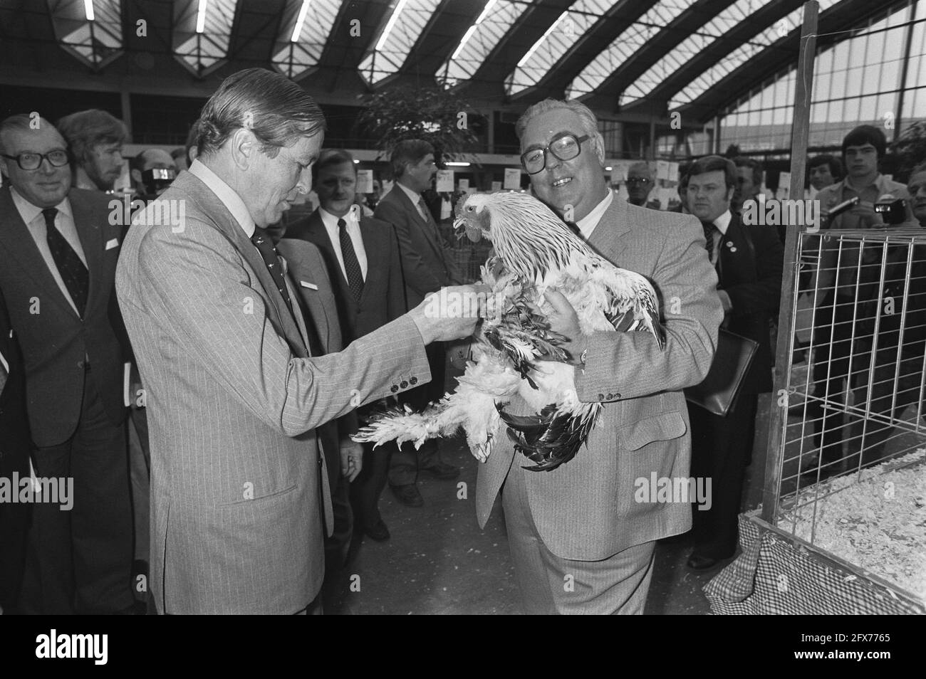 Prinz Claus mit einem großen Hahn, 27. November 1981, Hummer, Öffnungen, Prinzen, Ausstellungen, Niederlande, Foto der Presseagentur des 20. Jahrhunderts, Nachrichten zu erinnern, Dokumentarfilm, historische Fotografie 1945-1990, visuelle Geschichten, Menschliche Geschichte des zwanzigsten Jahrhunderts, Momente in der Zeit festzuhalten Stockfoto