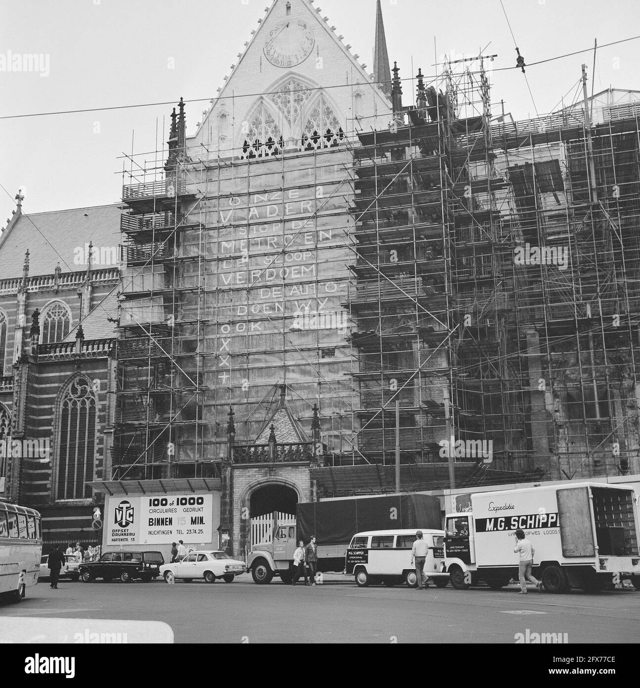 Die Aktionsgruppe „The Troublesome Amsterdammer“ hat Slogans gegen U-Bahn, Abriss und Autos auf Plastikschutz der Nieuwe Kerk Amsterdam, Fassadenkirche, 14. Juli 1971, Aktionsgruppen, Kirchen, Niederlande, Presseagentur des 20. Jahrhunderts, Foto, Nachrichten zum erinnern, Dokumentarfilm, historische Fotografie 1945-1990, visuelle Geschichten, Menschliche Geschichte des zwanzigsten Jahrhunderts, Momente in der Zeit festzuhalten Stockfoto