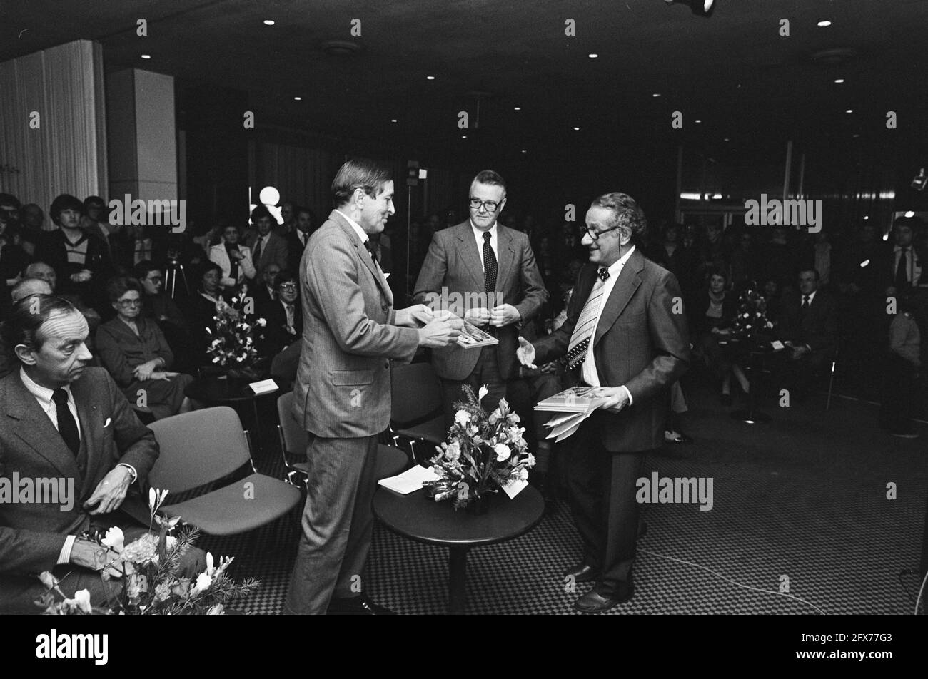 Prinz Claus nimmt eine Veröffentlichung an, 13. Dezember 1979, Kameras, Fotos, Fotografen, Preisverleihungen, Prinzen, Niederlande, Foto der Presseagentur des 20. Jahrhunderts, Nachrichten zum erinnern, Dokumentarfilm, historische Fotografie 1945-1990, visuelle Geschichten, Menschliche Geschichte des zwanzigsten Jahrhunderts, Momente in der Zeit festzuhalten Stockfoto