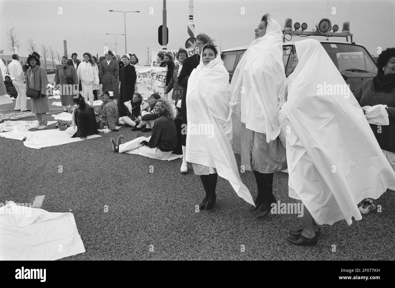 Aktivisten mit gefalteten Blättern stehen bei der Blockade, 3. April 1989, Ausfahrten, Blockaden, Krankenschwestern, Krankenhäuser, Niederlande, Foto der Presseagentur des 20. Jahrhunderts, zu erinnerende Nachrichten, Dokumentation, historische Fotografie 1945-1990, visuelle Geschichten, Menschliche Geschichte des zwanzigsten Jahrhunderts, Momente in der Zeit festzuhalten Stockfoto