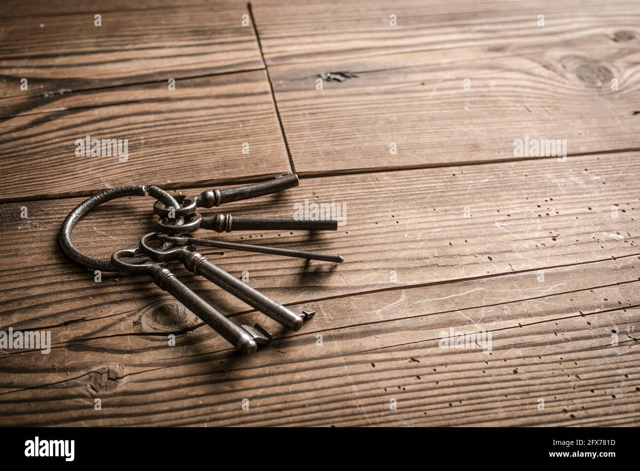 Alte rostige Schlüssel auf einem Holztisch und leeres Exemplar Platz Stockfoto
