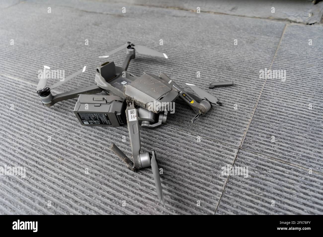 MOSKAU, RUSSLAND - MAI, 2017:zertrümmert dji mavic 2 pro nach einem Sturz aus einer Höhe Stockfoto