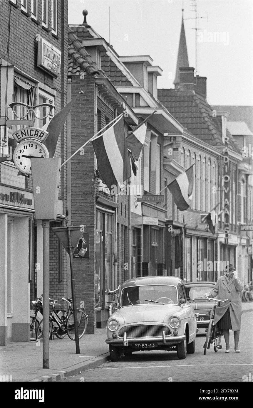 In Zevenaar Flaggen am Hochzeitstag von Prinzessin Irene, die Bevölkerung hatte auch die Flagge, 29. April 1964, MENSCHEN, FAHNEN, Hochzeitstage, Flaggen, Niederlande, Foto der Presseagentur des 20. Jahrhunderts, Nachrichten zur Erinnerung, Dokumentarfilm, historische Fotografie 1945-1990, visuelle Geschichten, Menschliche Geschichte des zwanzigsten Jahrhunderts, Momente in der Zeit festzuhalten Stockfoto