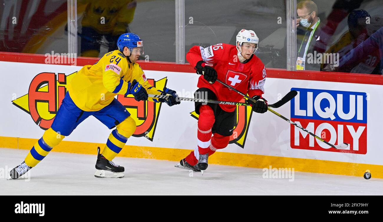 L-R Oscar Lindberg (SWE) und Janis Moser (SUI) in Aktion während der  Eishockey-Weltmeisterschaft 2021, Gruppe A Spiel Schweiz gegen Schweden,  spielen Stockfotografie - Alamy
