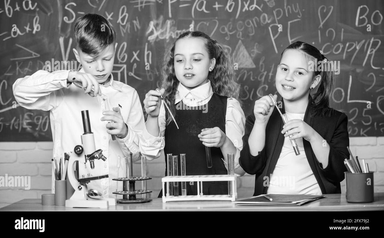 Inspirieren. Kleine Kinder. Wissenschaft. Kleine Kinder Wissenschaftler verdienen Chemie in der Schule Labor. Chemie-Wissenschaft. Biologie-Experimente mit Mikroskop. Labor Stockfoto