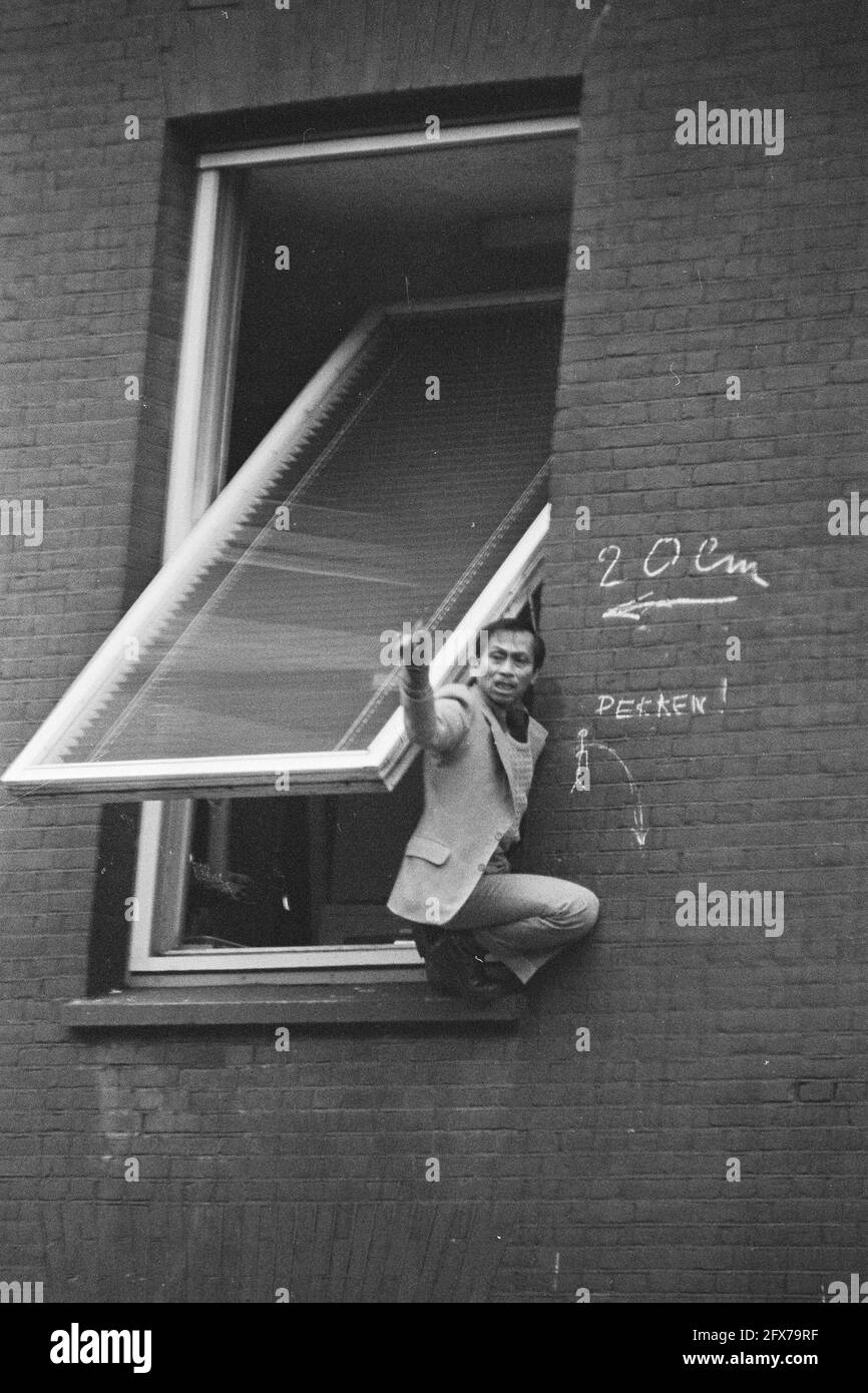 Indonesisches Konsulat in Amsterdam (erster Tag) besetzt von bewaffneten Molukken; Geisel springt aus dem Fenster, Schüsse werden unter ihm abgefeuert, 4. Dezember 1975, Besetzung, Konsulate, Niederlande, Presseagentur des 20. Jahrhunderts, Foto, Nachrichten zum erinnern, Dokumentarfilm, historische Fotografie 1945-1990, visuelle Geschichten, Menschliche Geschichte des zwanzigsten Jahrhunderts, Momente in der Zeit festzuhalten Stockfoto