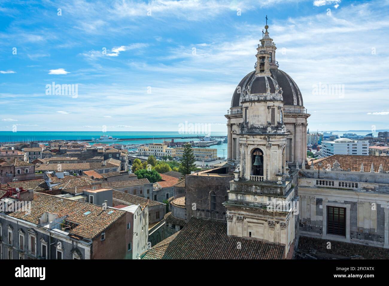 Blick über das Stadtbild von Catania auf der Insel Sizilien in Italien mit berühmter Kathedrale (Cattedrale di Sant'Agata) Und Hafen Stockfoto