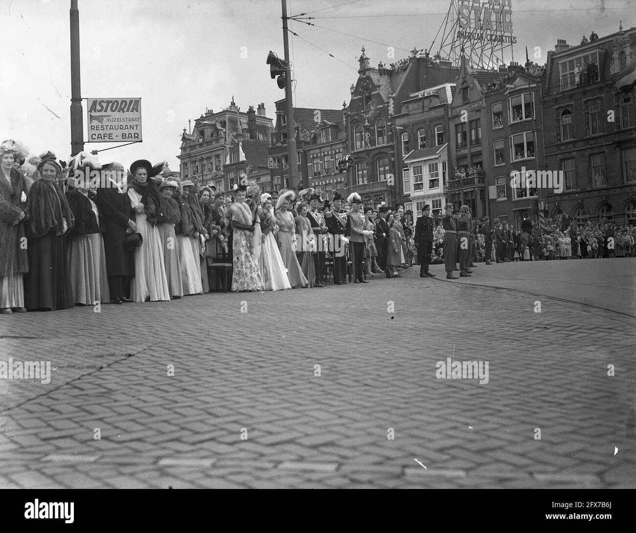 Einweihung der Königin Juliana. Fahrt mit dem Goldenen Bus durch Amsterdam. Die ausländischen königlichen Gäste (mit Mitgliedern ihres Gefolge) an der Ecke des Rokin und des Muntplein, in Erwartung der Verabschiedung der Prozession mit dem Goldenen Kutsche., 6. September 1948, Einweihungen, Königshaus, Kutschenfahrten, Niederlande, Presseagentur des 20. Jahrhunderts, Foto, Nachrichten zum erinnern, Dokumentarfilm, historische Fotografie 1945-1990, visuelle Geschichten, Menschliche Geschichte des zwanzigsten Jahrhunderts, Momente in der Zeit festzuhalten Stockfoto