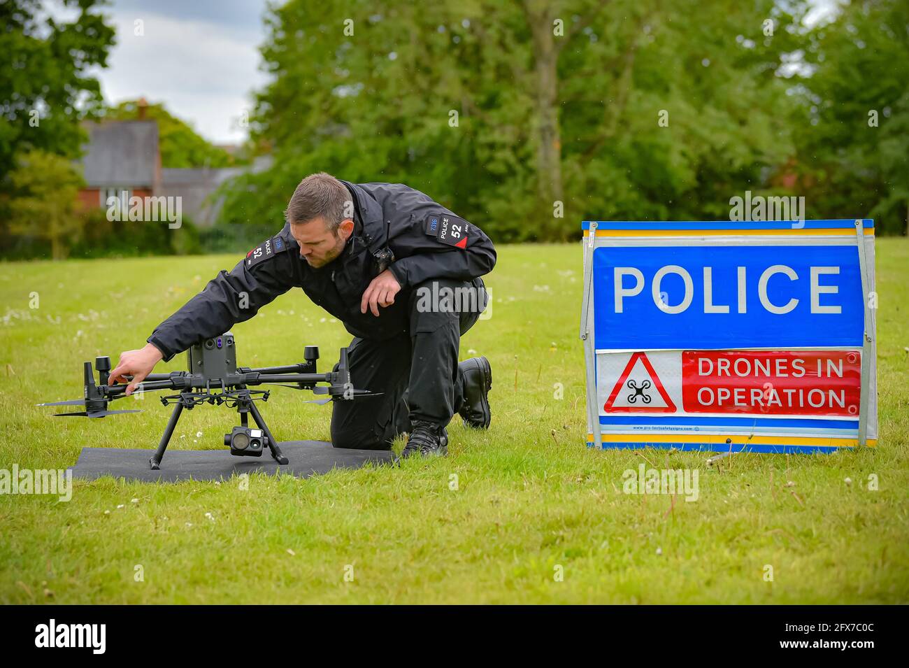 Mitglieder des Drohnenteams der Polizei von Devon und Cornwall mit der Drohne im Truppe-Hauptquartier in Exeter, während sie sich auf den bevorstehenden G7-Gipfel in Cornwall vorbereiten. Bilddatum: Dienstag, 25. Mai 2021. Stockfoto