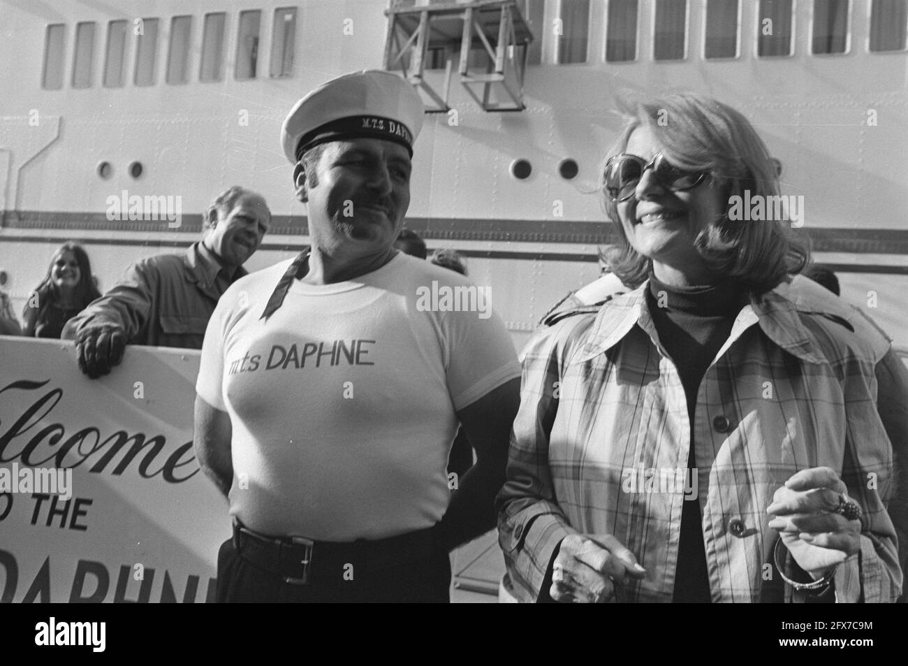 Schauspielerin Rita Hayworth verlässt Amsterdam, 12. Juni 1976, auf dem griechischen Kreuzschiff Daphne, Schauspielerinnen, Niederlande, 20. Jahrhundert Presseagentur Foto, Nachrichten zu erinnern, Dokumentarfilm, historische Fotografie 1945-1990, visuelle Geschichten, Menschliche Geschichte des zwanzigsten Jahrhunderts, Momente in der Zeit festzuhalten Stockfoto