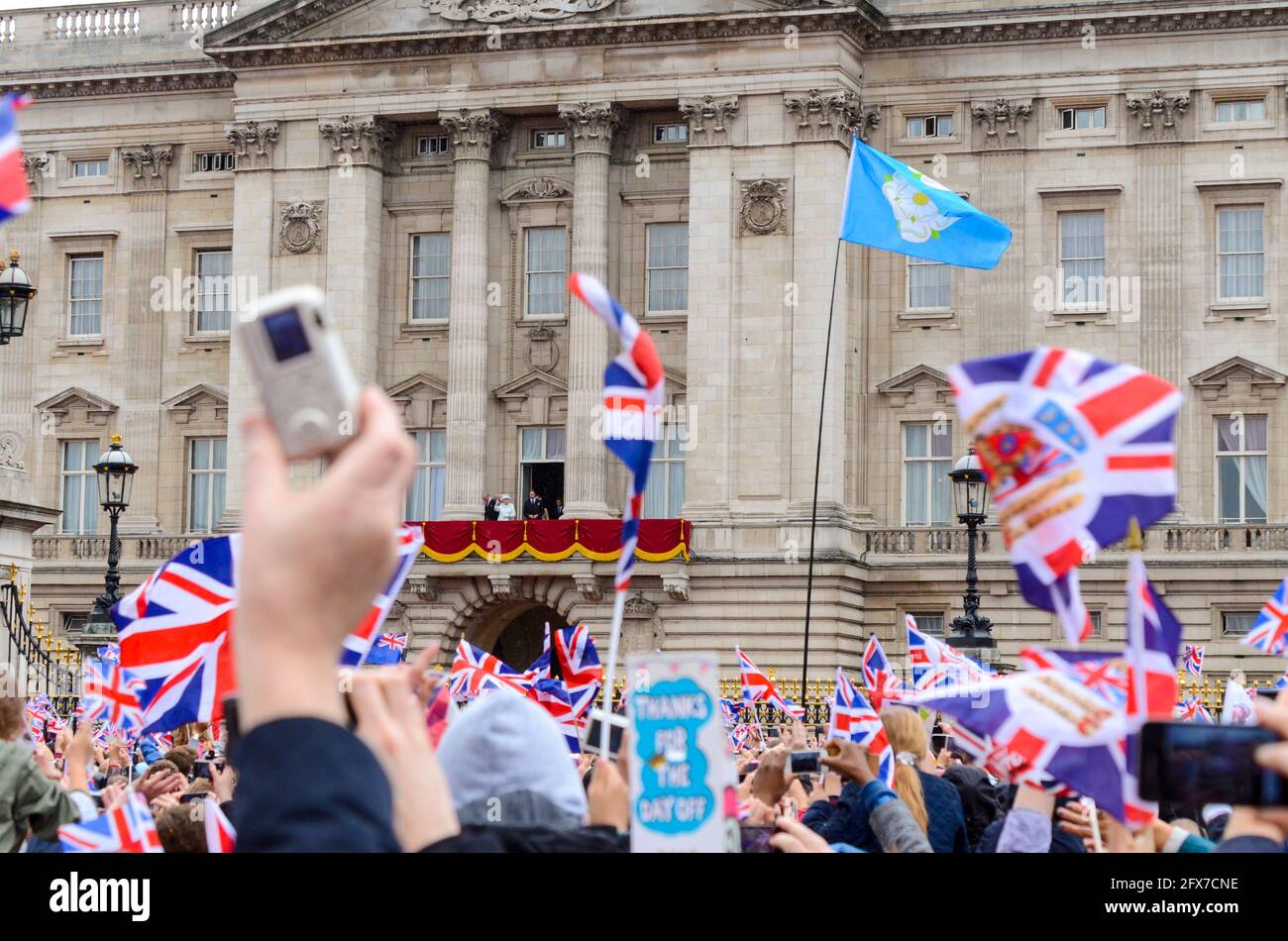 Menschenmassen vor dem Buckingham Palace bei der Queens Diamond Jubilee-Feier in London, Großbritannien, mit der Königin und der Familie auf dem Balkon in der Ferne Stockfoto