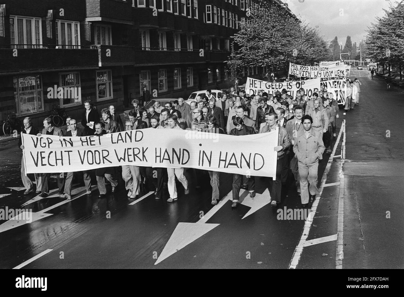 Prozession der demonstrierenden Arbeiter mit Spruchbändern unter anderem: VPG im Land - Kampf um Arbeit Hand in Hand und mit 2000 starken Männern kämpfen wir für Arbeit, 2. November 1979, Arbeiter, Demonstrationen, Paraden, Banner, Niederlande, Foto der Presseagentur des 20. Jahrhunderts, zu erinnerende Nachrichten, Dokumentation, historische Fotografie 1945-1990, visuelle Geschichten, Menschliche Geschichte des zwanzigsten Jahrhunderts, Momente in der Zeit festzuhalten Stockfoto