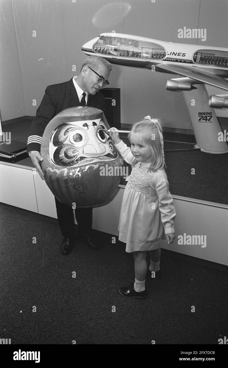 JAL Line Service Tokyo Amsterdam eröffnet; Mädchen bei Daruma Eye, 4. April 1972, Line Services, Eröffnungen, Niederlande, Presseagentur des 20. Jahrhunderts, Foto, Nachrichten zum erinnern, Dokumentarfilm, historische Fotografie 1945-1990, visuelle Geschichten, Menschliche Geschichte des zwanzigsten Jahrhunderts, Momente in der Zeit festzuhalten Stockfoto