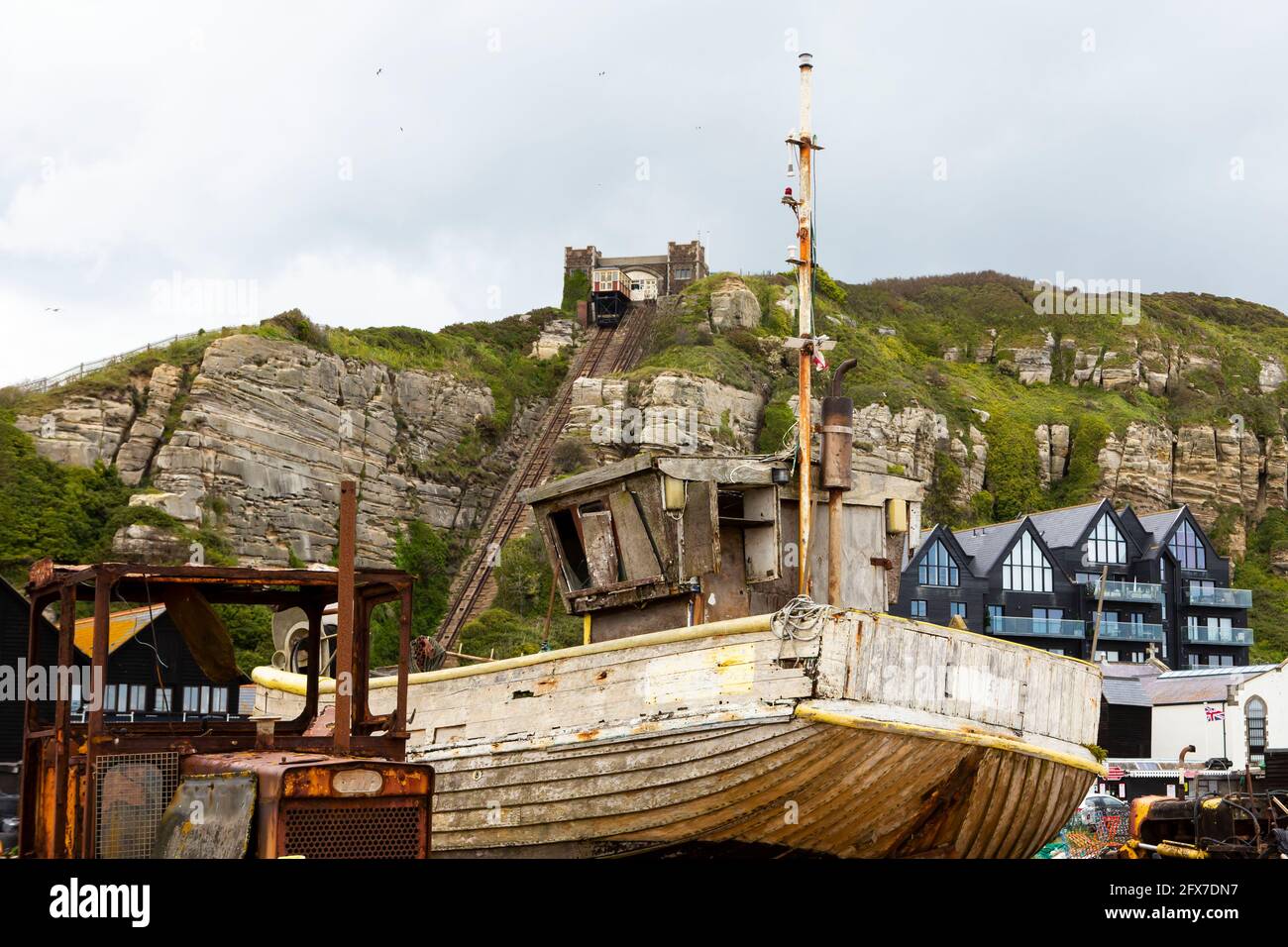 Hastings Standbahn und Fischerboote Stockfoto