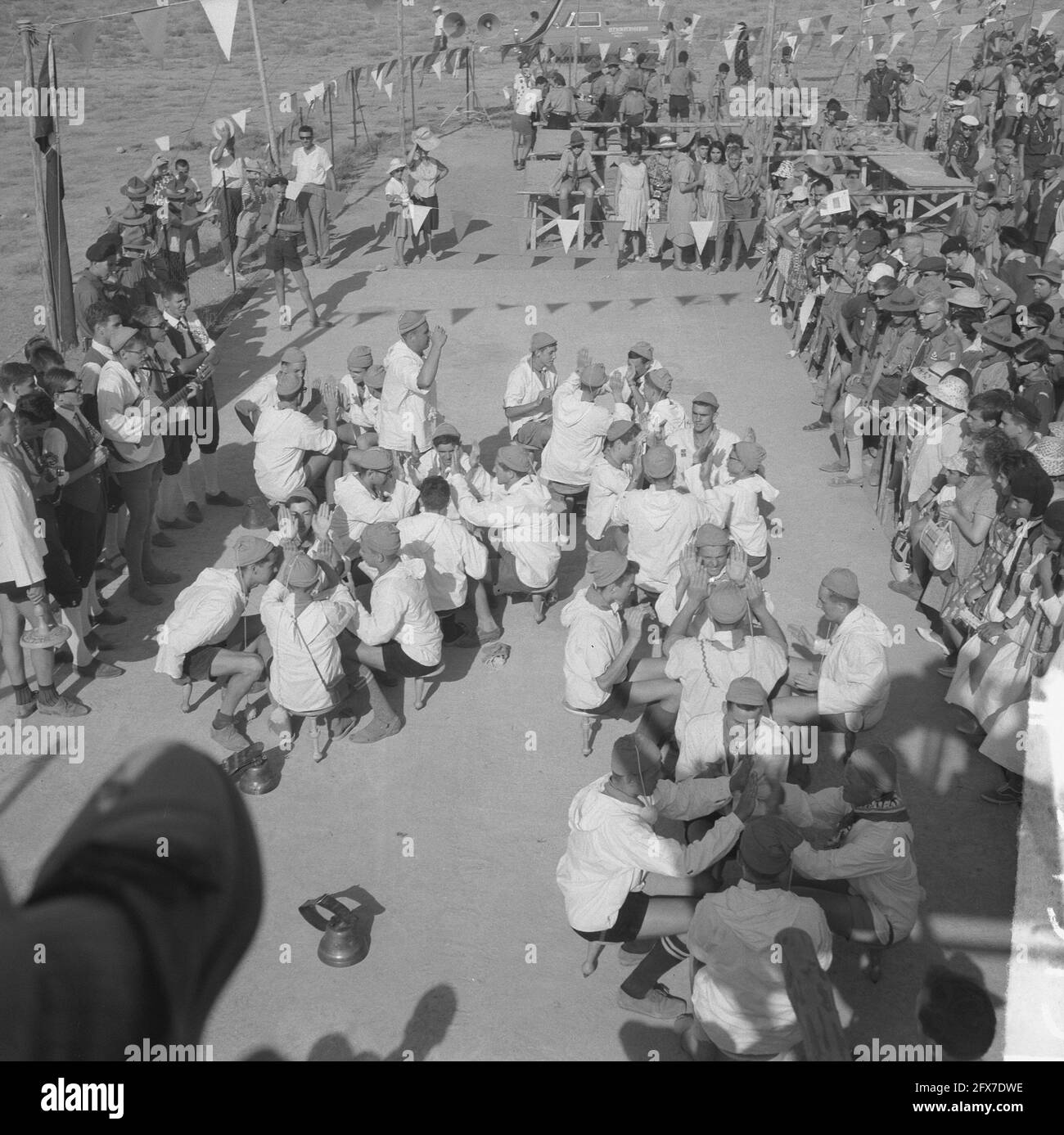 Jamboree 1963 beim Marathon Griechenland. Schweizer mit Volkslied und Tanz auf dem Sitz Milchstuhl, 12. August 1963, Tanz, Niederlande, 20. Jahrhundert Presseagentur Foto, Nachrichten zu erinnern, Dokumentarfilm, historische Fotografie 1945-1990, visuelle Geschichten, Menschliche Geschichte des zwanzigsten Jahrhunderts, Momente in der Zeit festzuhalten Stockfoto