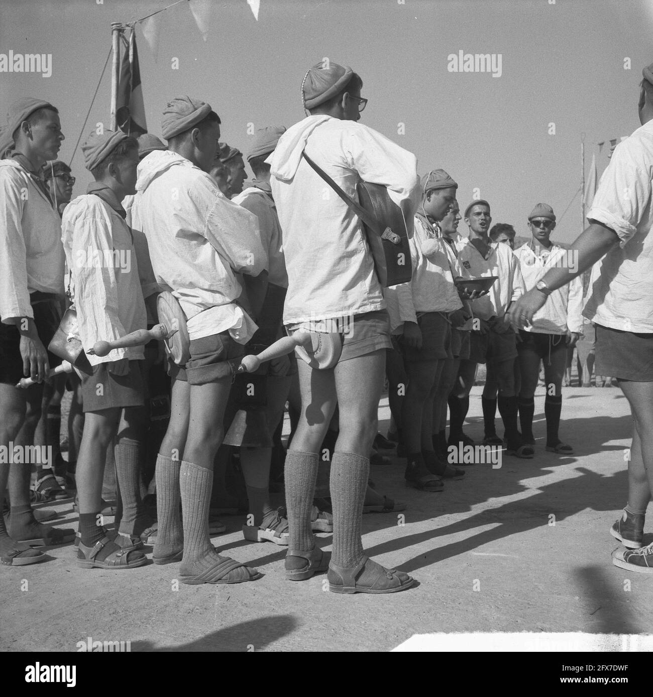 Jamboree 1963 beim Marathon Griechenland. Schweizer mit Volkslied und Tanz auf dem Sitz Milchstuhl, 12. August 1963, Tanz, Niederlande, 20. Jahrhundert Presseagentur Foto, Nachrichten zu erinnern, Dokumentarfilm, historische Fotografie 1945-1990, visuelle Geschichten, Menschliche Geschichte des zwanzigsten Jahrhunderts, Momente in der Zeit festzuhalten Stockfoto