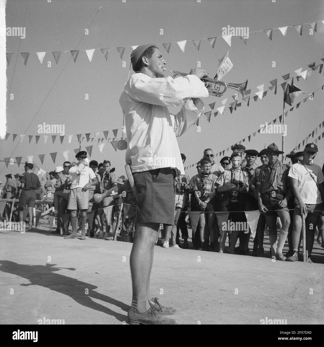 Jamboree 1963 beim Marathon Griechenland. Schweizer mit Volkslied und Tanz auf dem Sitz/Milchstuhl, 12. August 1963, Tanz, Niederlande, 20. Jahrhundert Presseagentur Foto, Nachrichten zu erinnern, Dokumentarfilm, historische Fotografie 1945-1990, visuelle Geschichten, Menschliche Geschichte des zwanzigsten Jahrhunderts, Momente in der Zeit festzuhalten Stockfoto