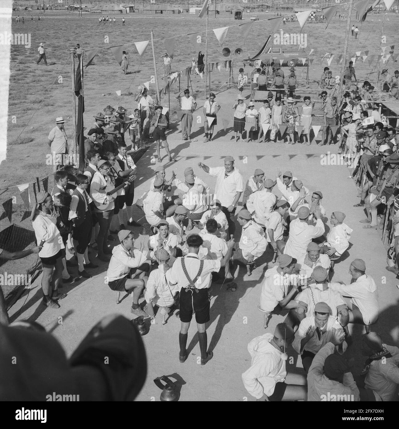 Jamboree 1963 beim Marathon Griechenland. Schweizer mit Volkslied und Tanz auf dem Sitz Milchstuhl, 12. August 1963, Tanz, Niederlande, 20. Jahrhundert Presseagentur Foto, Nachrichten zu erinnern, Dokumentarfilm, historische Fotografie 1945-1990, visuelle Geschichten, Menschliche Geschichte des zwanzigsten Jahrhunderts, Momente in der Zeit festzuhalten Stockfoto