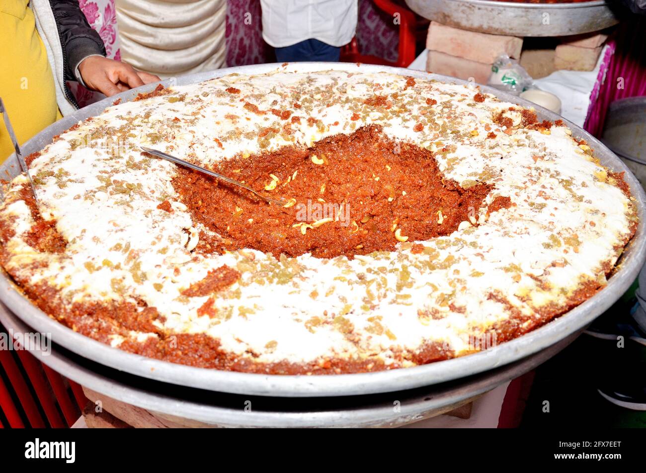 Ein traditionelles indisches Hochzeitsbuffet. Auswahl an traditioneller Küche bei einer asiatischen Hochzeit. Stockfoto