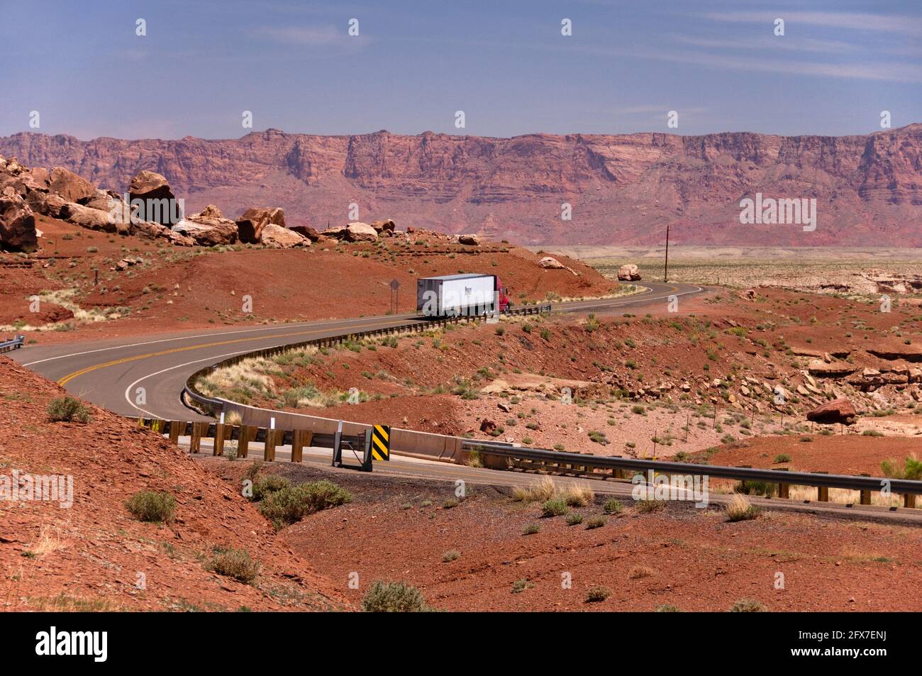 Lkw auf der Autobahn 89 durch die Vermilion Cliffs National Monument; Arizona; USA fahren, Stockfoto