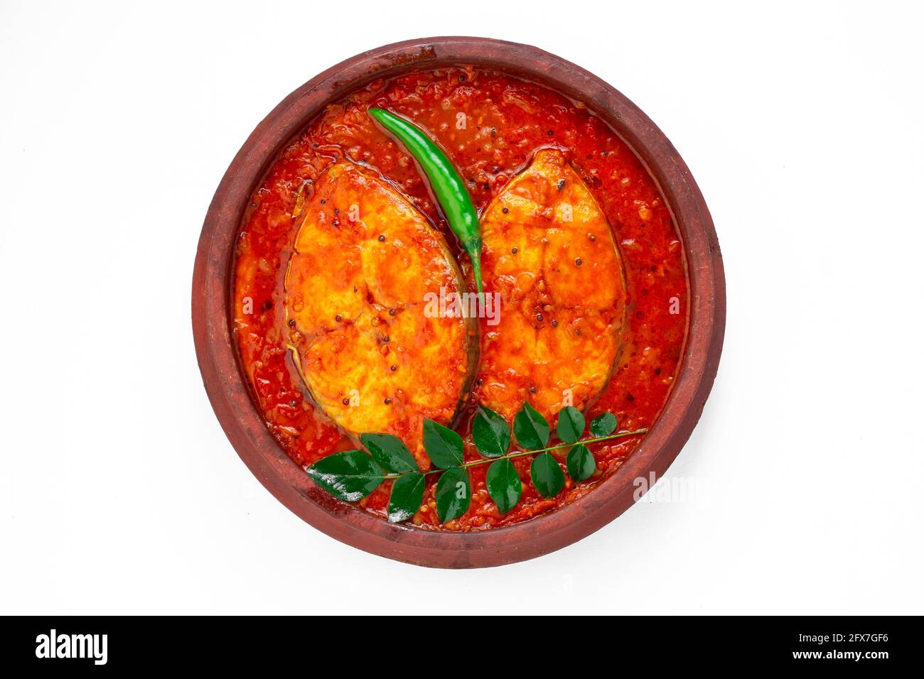 Fisch-Kerala-Spezial, Fisch-Seer-Fisch, traditionelles indisches Fisch-kerala-Spezial, in einer weißen Schüssel, garniert mit den Blättern des Kerrains und frischen grünen Chilischoten Stockfoto