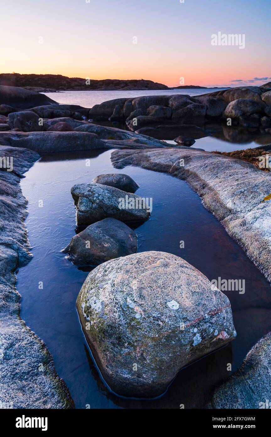 Küstenlandschaft bei Sonnenuntergang, Schweden Stockfoto