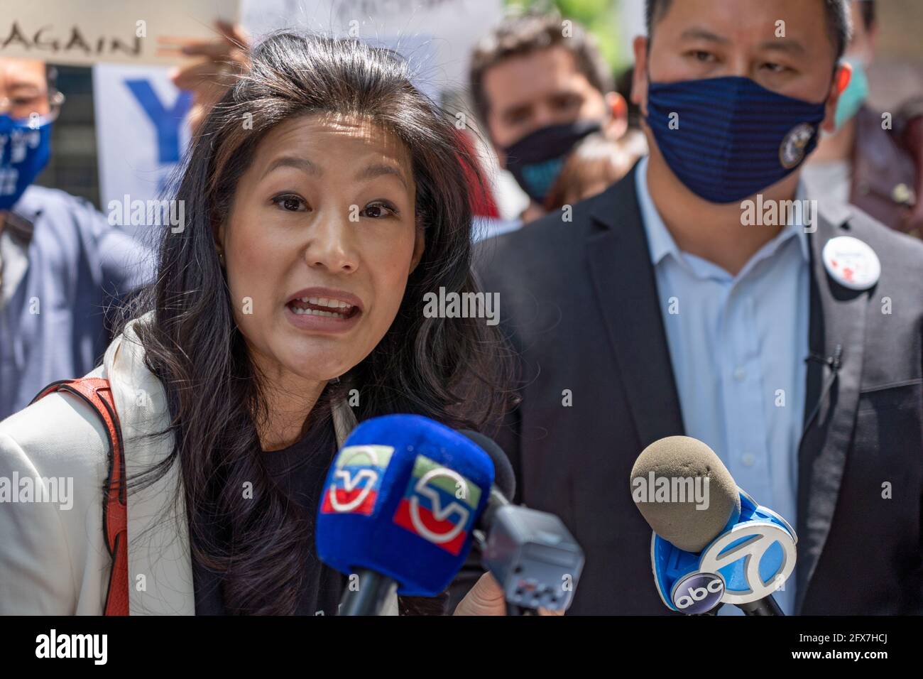 NEW YORK, NY – 25. MAI: Evelyn Yang spricht auf einer Pressekonferenz am 25. Mai 2021 in Queens in New York City. Bürgermeisteranwärter Andrew Yang schloss sich den Abgeordneten von Queens an, und Kandidaten des Stadtrats von New York hielten vor der U-Bahnstation 21st Street-Queensbridge F eine Pressekonferenz ab, um einen kürzlichen Angriff dort zu verurteilen, bei dem ein asiatisch-amerikanischer Mann auf die U-Bahn-Schienen gedrückt wurde. Evelyn Yang, seine Frau, prangerte einen kürzlich veröffentlichten satirischen politischen Cartoon ihres Andrew Yang an, der von der New York Daily News veröffentlicht wurde und ihn als Touristen darstellt, der aus der U-Bahn-Station am Times Square kommt. Stockfoto