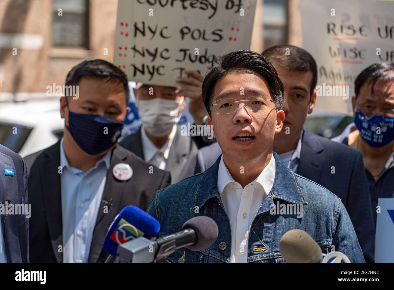 NEW YORK, NY – 25. MAI: Yu Lin spricht auf der Pressekonferenz am 25. Mai 2021 in Queens in New York City. Bürgermeisteranwärter Andrew Yang schloss sich den Abgeordneten von Queens an, und Kandidaten des Stadtrats von New York hielten vor der U-Bahnstation 21st Street-Queensbridge F eine Pressekonferenz ab, um einen kürzlichen Angriff dort zu verurteilen, bei dem ein asiatisch-amerikanischer Mann auf die U-Bahn-Schienen gedrückt wurde. Evelyn Yang, seine Frau, prangerte einen kürzlich veröffentlichten satirischen politischen Cartoon ihres Andrew Yang an, der von der New York Daily News veröffentlicht wurde und ihn als Touristen darstellt, der aus der U-Bahn-Station am Times Square kommt. Stockfoto