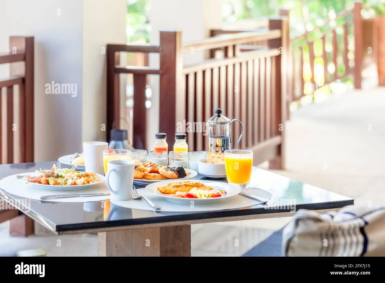 Frühstückstisch für zwei Personen im Hotel mit vollem Teller Von Lebensmitteln Stockfoto