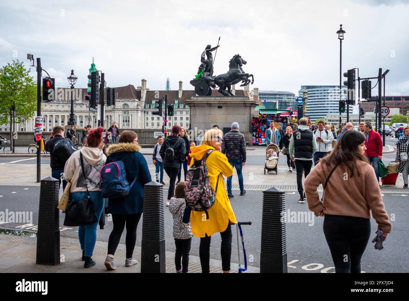 London. Die Boudican Rebellion Statue an der Westminster Bridge mit einer großen Menge von Besuchern und Touristen, die zu diesem beliebten Wahrzeichen zurückkehren. Stockfoto