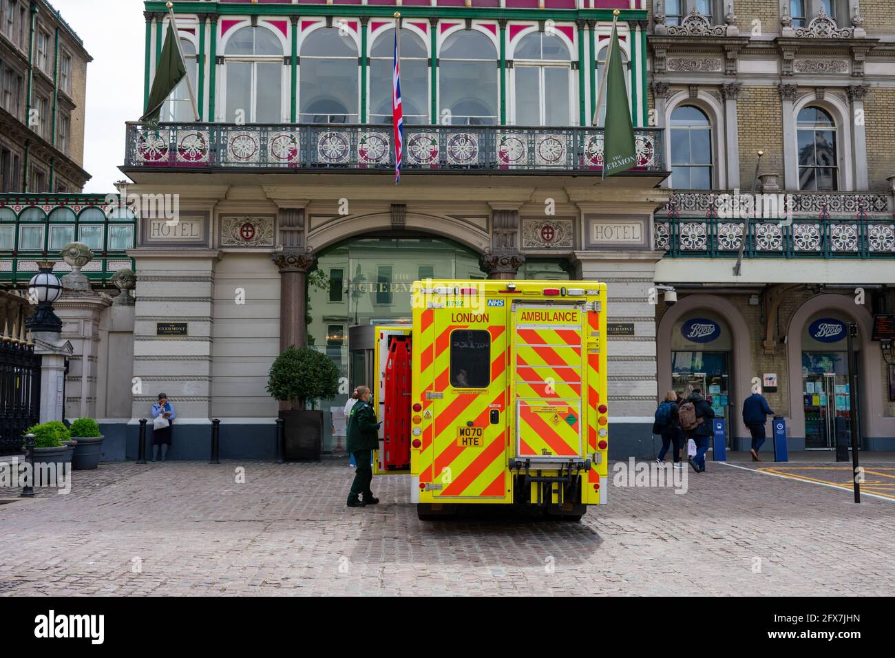 London. GROSSBRITANNIEN: 05.23.2021. Das Clermont Hotel in Charing Cross mit einem Krankenwagen im Freien als Reaktion auf einen medizinischen Notfall. Stockfoto