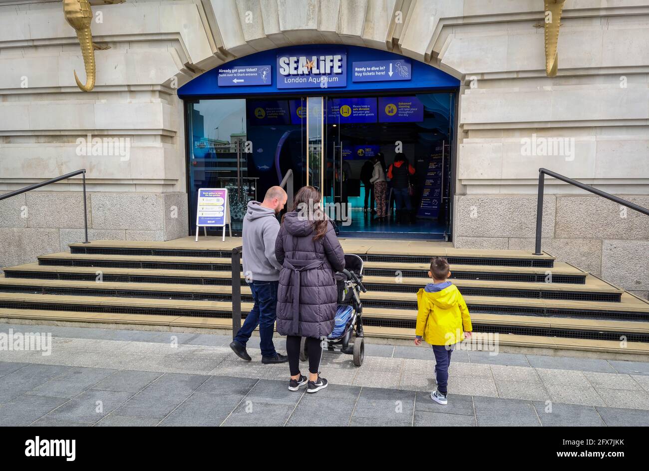 London. GROSSBRITANNIEN: 05.23.2021. Der Haupteingang der beliebten Attraktion Sea Life London Aquarium mit Besuchern, die Tickets kaufen. Stockfoto