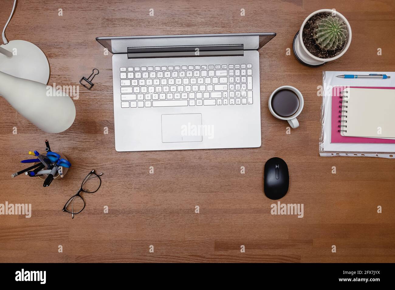 Draufsicht auf Holztisch mit Laptop Stockfoto