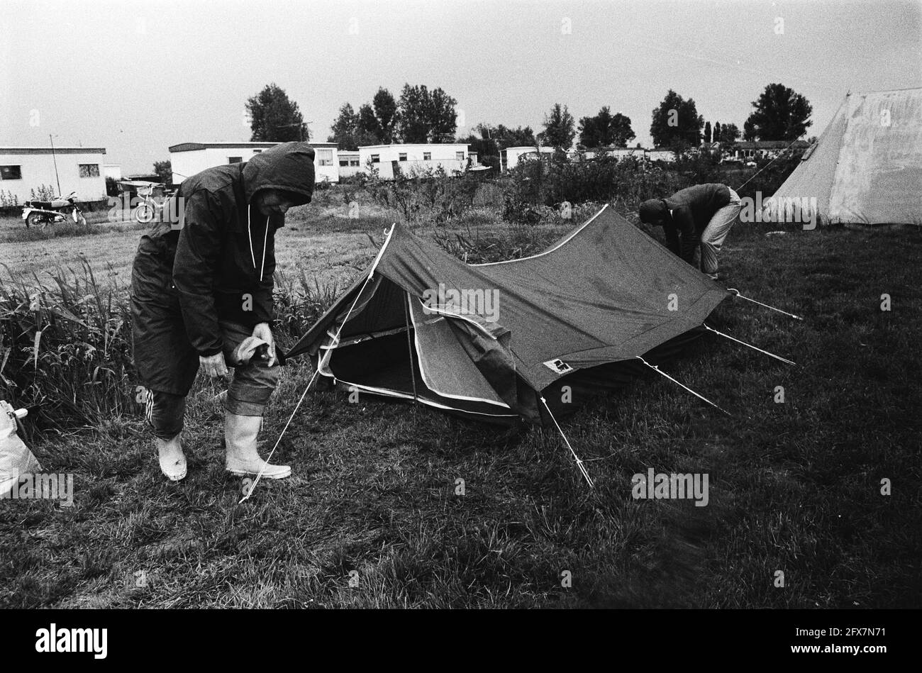 Camper brechen ihre Zelte ab, 15. Juni 1979, Camper, Regen, Zelte, Überschwemmungen, Niederlande, Foto der Presseagentur des 20. Jahrhunderts, Nachrichten zum erinnern, Dokumentarfilm, historische Fotografie 1945-1990, visuelle Geschichten, Menschliche Geschichte des zwanzigsten Jahrhunderts, Momente in der Zeit festzuhalten Stockfoto