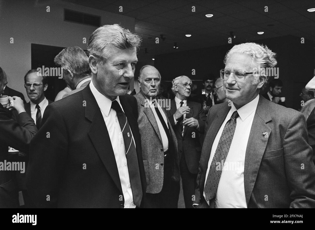 40 Jahre Gründung der Arbeit, von links nach rechts: minister De Koning, FNV-Vorsitzender W. Kok und VNO-Präsident Van Lede, 19. Juni 1985, Niederlande, Presseagentur des 20. Jahrhunderts, Foto, Nachrichten zur Erinnerung, Dokumentarfilm, historische Fotografie 1945-1990, visuelle Geschichten, Menschliche Geschichte des zwanzigsten Jahrhunderts, Momente in der Zeit festzuhalten Stockfoto