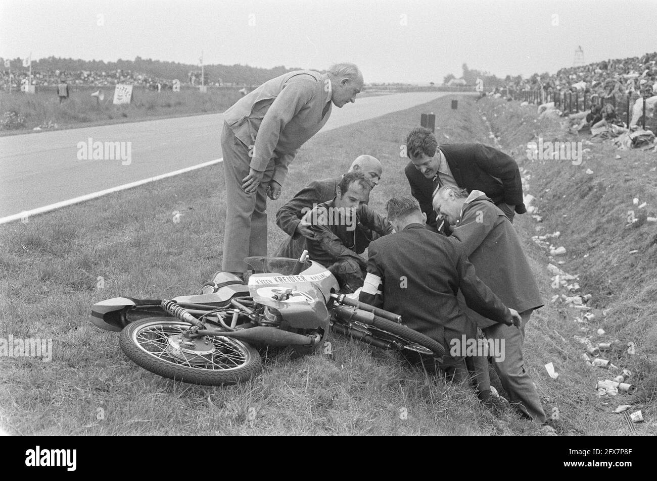 50cc Rennen. Nico Polane Fell, 26. Juni 1971, Motorradfahrer, Motorsport, Niederlande, Presseagentur des 20. Jahrhunderts, Foto, Nachrichten zum erinnern, Dokumentarfilm, historische Fotografie 1945-1990, visuelle Geschichten, Menschliche Geschichte des zwanzigsten Jahrhunderts, Momente in der Zeit festzuhalten Stockfoto