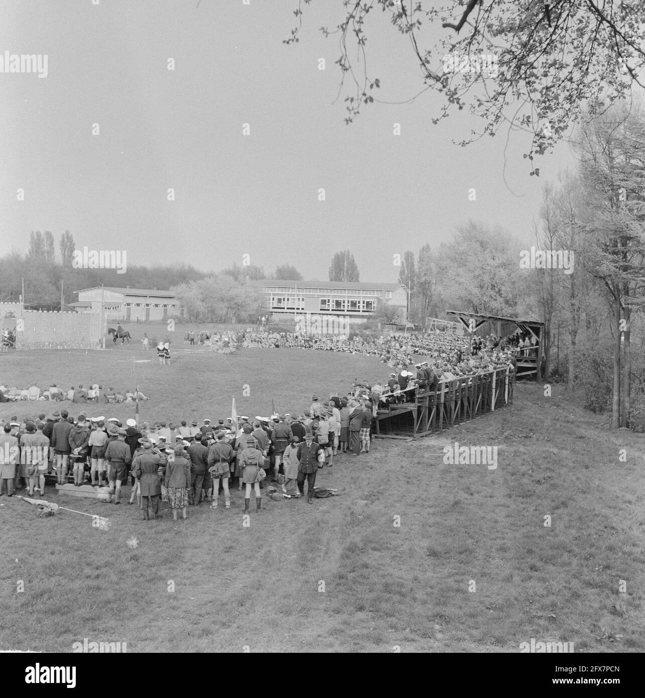 50. Jahrestag der Pfadfinderbewegung in Rotterdam mit St. Georgs Theaterstück am Kralingseweg, 15. April 1961, Niederlande, Presseagentur des 20. Jahrhunderts, Foto, Nachrichten zu erinnern, Dokumentarfilm, historische Fotografie 1945-1990, visuelle Geschichten, Menschliche Geschichte des zwanzigsten Jahrhunderts, Momente in der Zeit festzuhalten Stockfoto