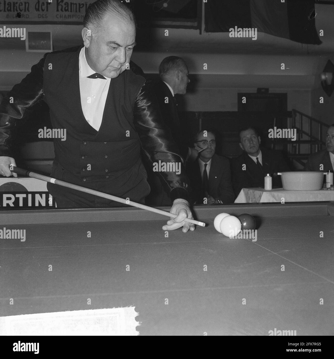 Championship Billard Anker Kader 47/2 in Vlaardingen Jacobs in Aktion, 13. Februar 1964, BILJARTEN, CHAMPIONSHIPS, Niederlande, Presseagentur des 20. Jahrhunderts, Foto, Nachrichten zum erinnern, Dokumentarfilm, historische Fotografie 1945-1990, visuelle Geschichten, Menschliche Geschichte des zwanzigsten Jahrhunderts, Momente in der Zeit festzuhalten Stockfoto