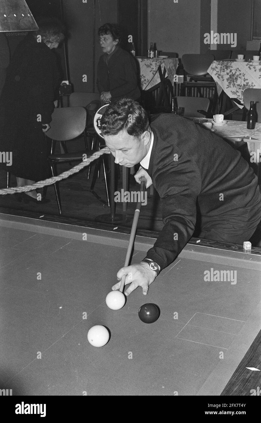 Championship Billard Ereklasse Anker-Kader 47/2, Amsterdam; Dekker in Aktion, 14. Januar 1971, BILJARTEN, MEISTERSCHAFT, Niederlande, 20. Jahrhundert Presseagentur Foto, Nachrichten zu erinnern, Dokumentarfilm, historische Fotografie 1945-1990, visuelle Geschichten, Menschliche Geschichte des zwanzigsten Jahrhunderts, Momente in der Zeit festzuhalten Stockfoto