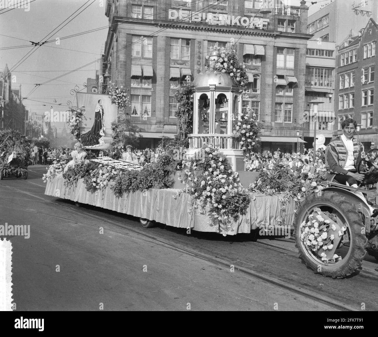 Aalsmeer Blumenparade in Amsterdam. Wagen mit Porträt von Königin Juliana, 3. September 1961, Blumencorsos, Porträts, Waggons, Niederlande, Presseagentur des 20. Jahrhunderts, Foto, Nachrichten zu erinnern, Dokumentarfilm, historische Fotografie 1945-1990, visuelle Geschichten, Menschliche Geschichte des zwanzigsten Jahrhunderts, Momente in der Zeit festzuhalten Stockfoto