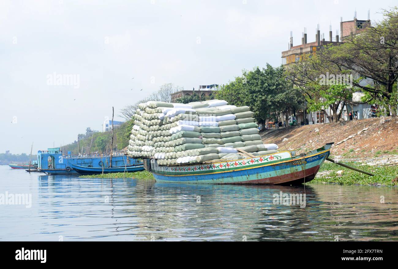 Ein Schiff, das Waren auf dem Buriganga-Fluss in Dhaka, Bangladesch transportiert. Stockfoto