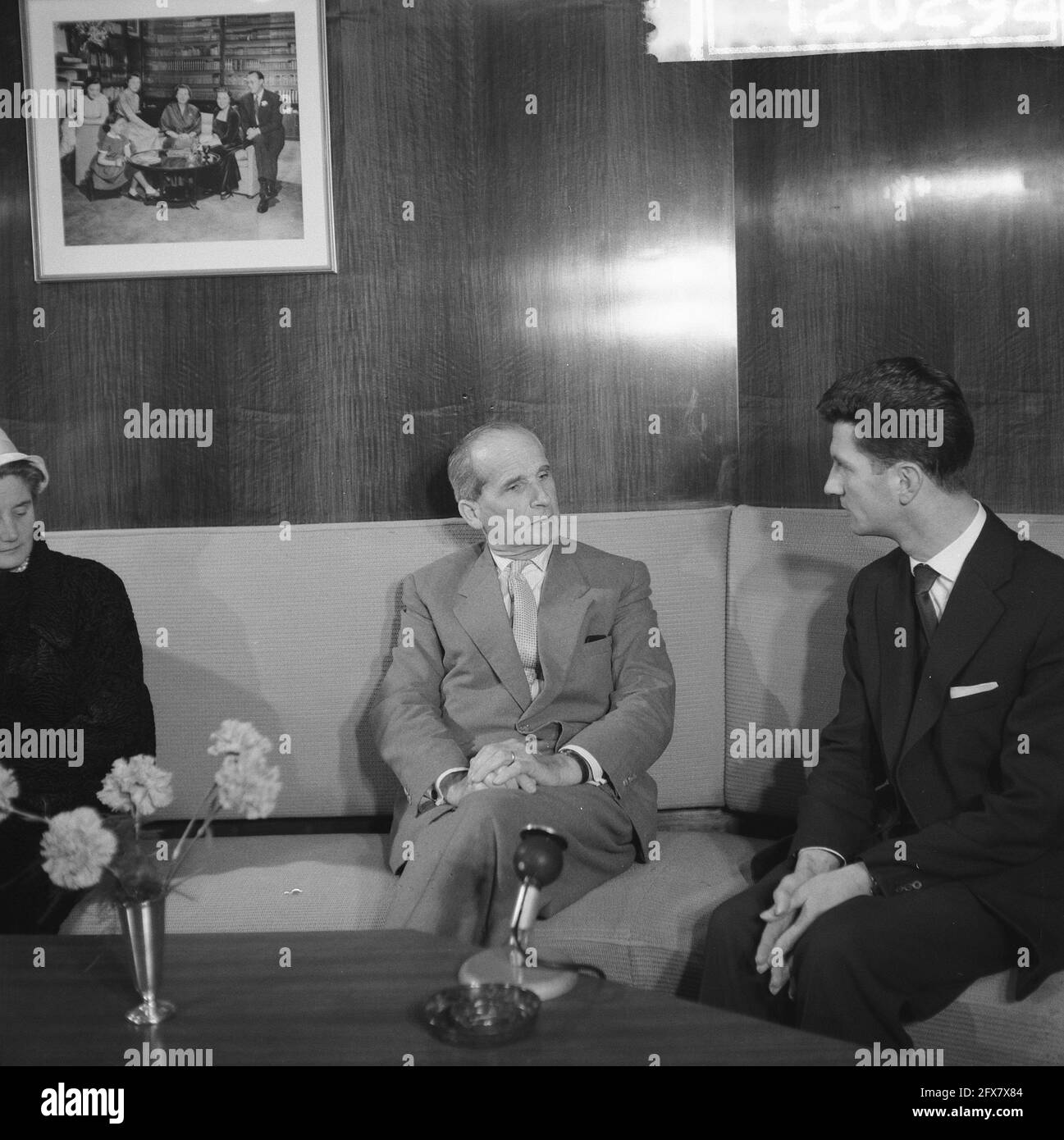 Ankunft Leutnant Admiral H. H. L. Propper bei Schiphol Leutnant Admiral Proppper während der Pressekonferenz, 27. Januar 1961, ANKÜNFTE, Pressekonferenzen, Niederlande, Presseagentur des 20. Jahrhunderts, Foto, Nachrichten zum erinnern, Dokumentarfilm, historische Fotografie 1945-1990, visuelle Geschichten, Menschliche Geschichte des zwanzigsten Jahrhunderts, Momente in der Zeit festzuhalten Stockfoto