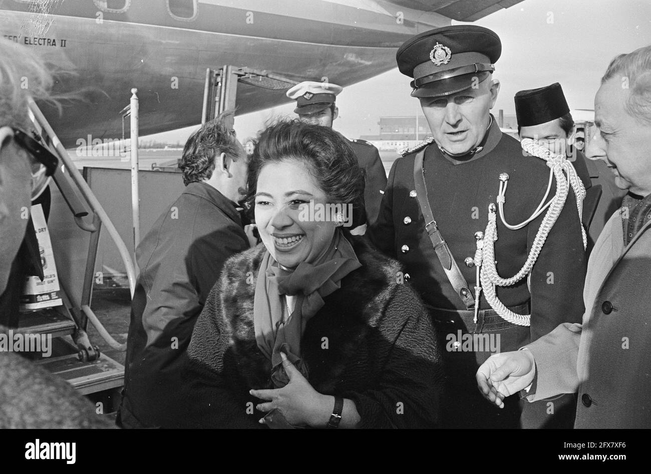 Ankunft Frau Famatatie Soekarno (erste Frau) in Schiphol, 28. Februar 1967, Präsidenten, Niederlande, 20. Jahrhundert Presseagentur Foto, Nachrichten zu erinnern, Dokumentarfilm, historische Fotografie 1945-1990, visuelle Geschichten, Menschliche Geschichte des zwanzigsten Jahrhunderts, Momente in der Zeit festzuhalten Stockfoto